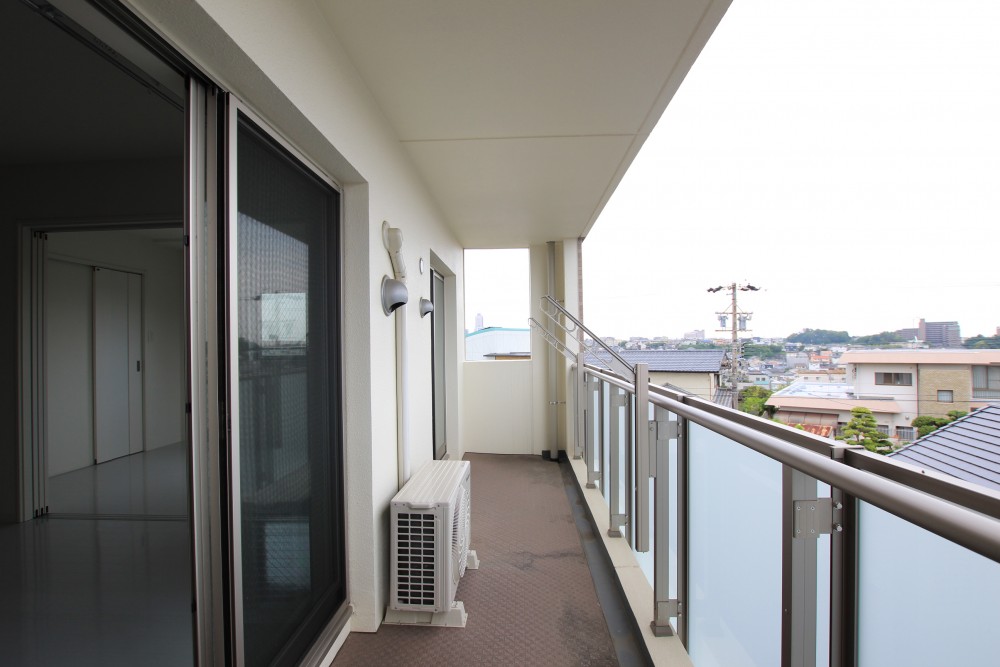 窓を開ければ浜松の景色と小鳥のさえずりが気持ち良いベランダ空間