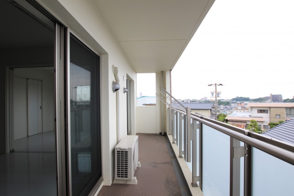 窓を開ければ浜松の景色と小鳥のさえずりが気持ち良いベランダ空間