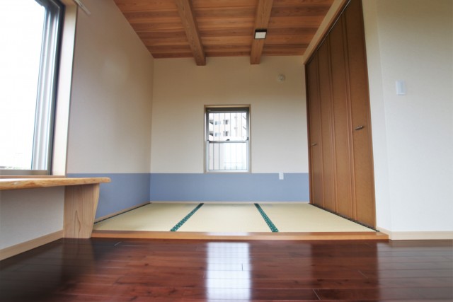 洋室4帖と畳スペース3帖のお部屋。