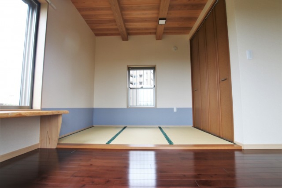 洋室4帖と畳スペース3帖のお部屋。