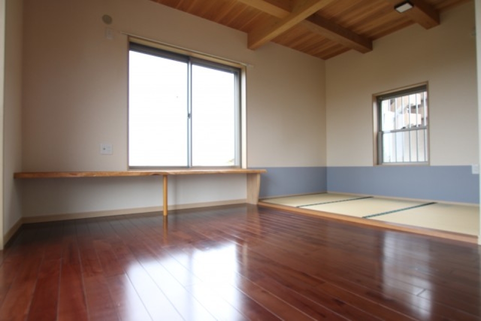 窓の外には高台の眺めが広がっています。豪華。