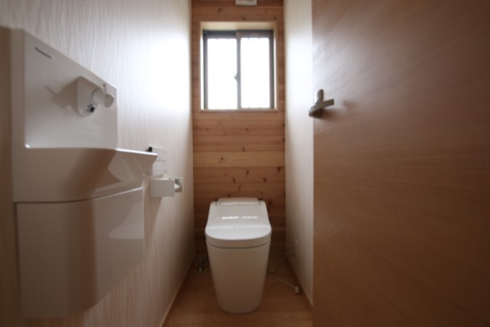 。トイレもログハウス風。コンパクトな手洗い器が付いているのがよき。