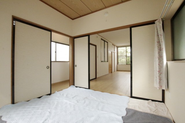 和室4.5帖。畳をまもるためにシーツをひいてあります