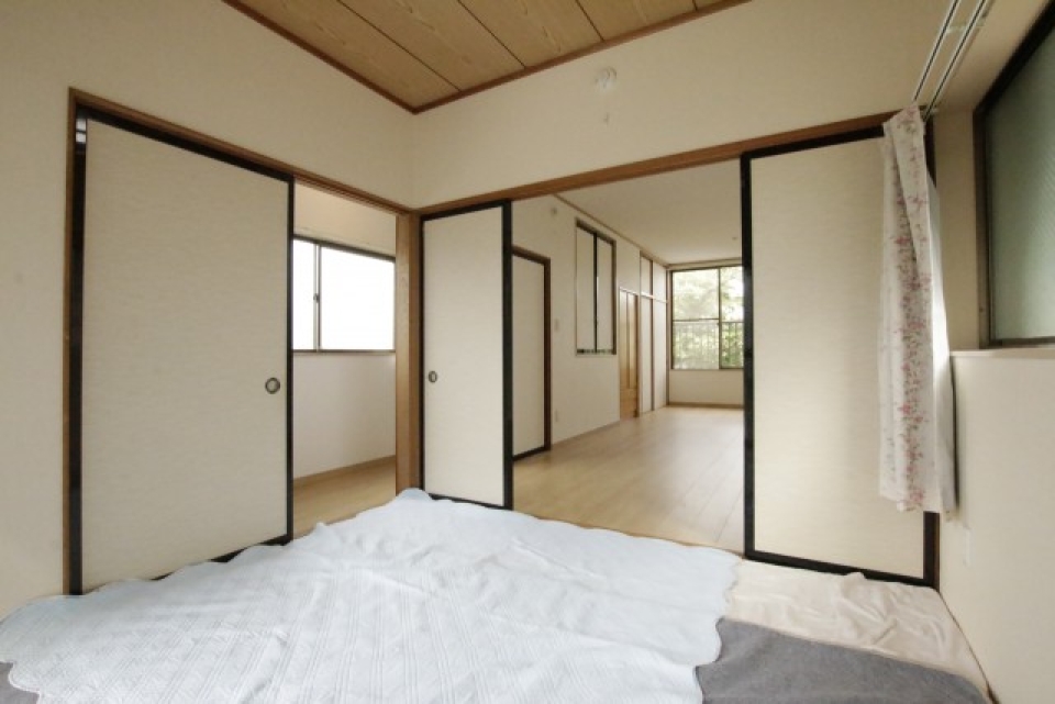 和室4.5帖。畳をまもるためにシーツをひいてあります
