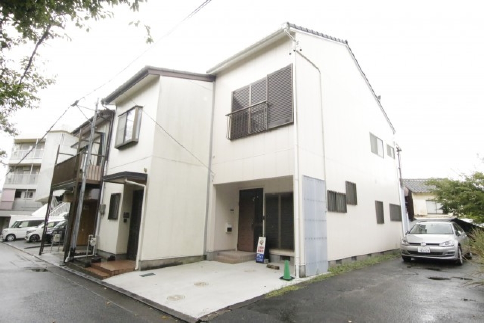 建物外観。玄関前に1台車を停めれらます