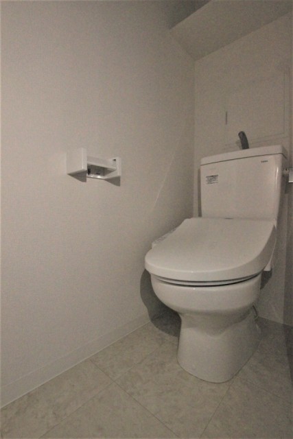 トイレには棚がついています