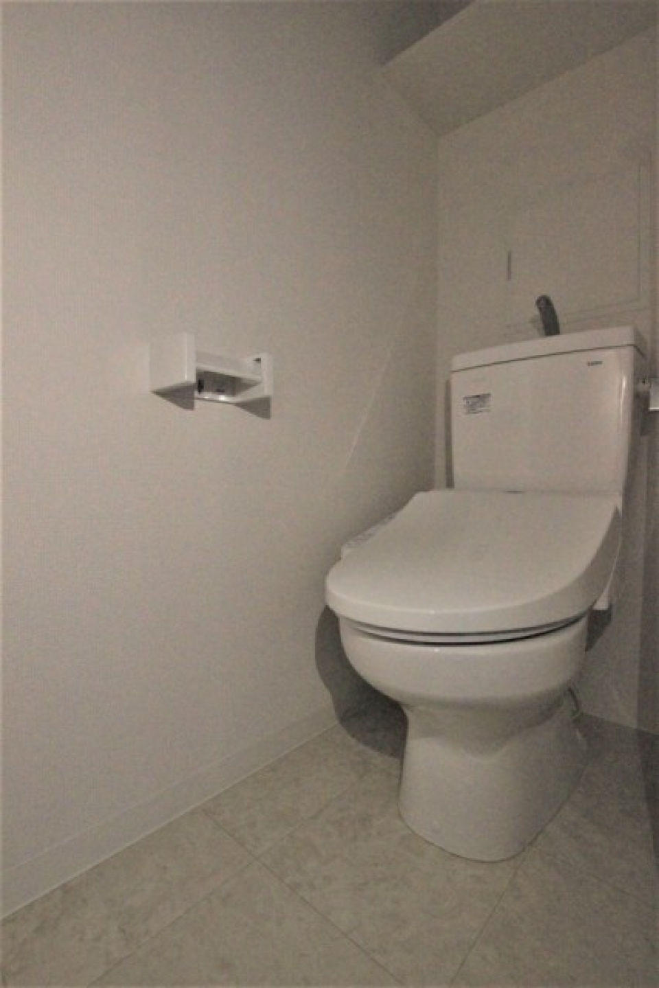 トイレには棚がついています