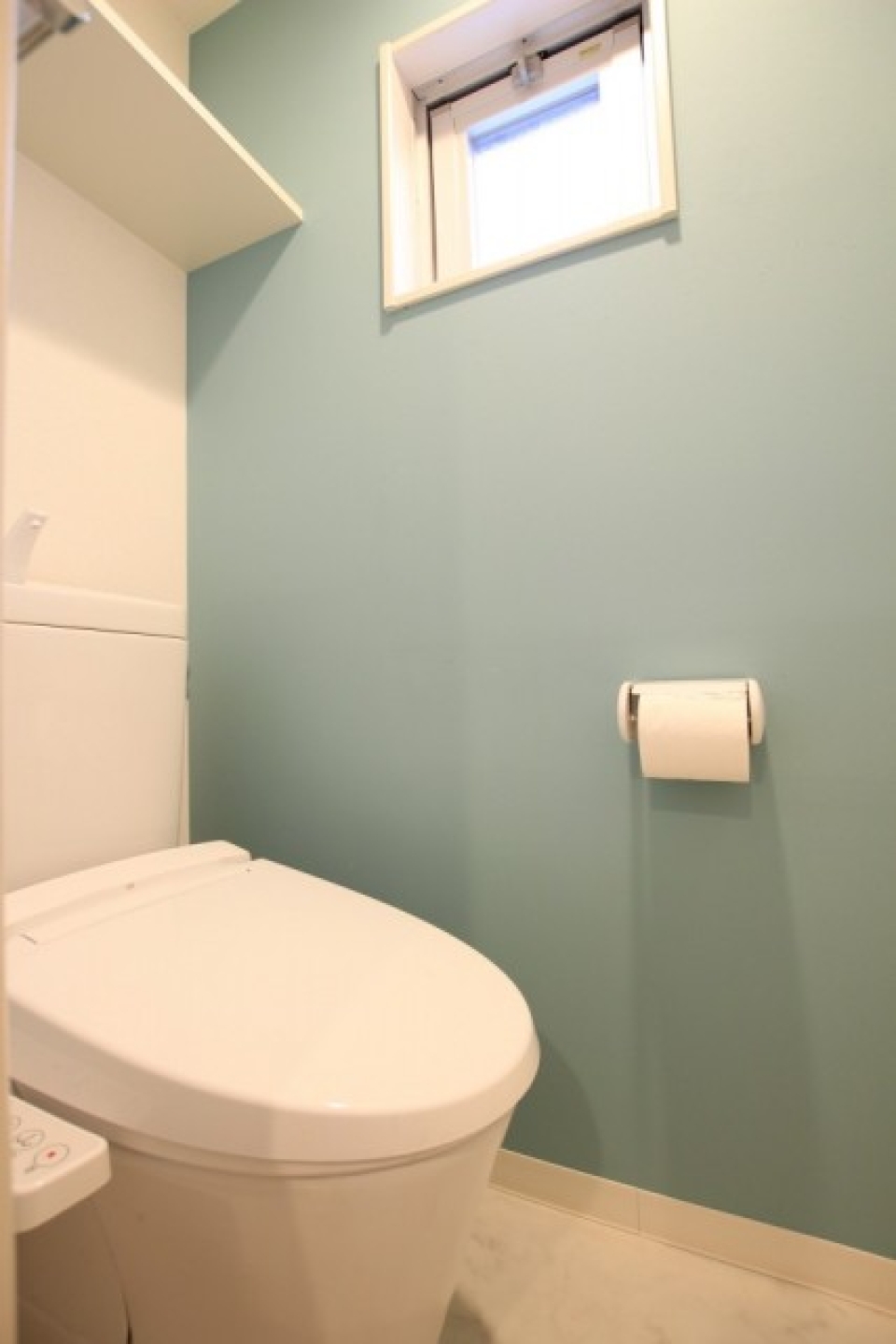 清々しいミントグリーンの壁紙でおトイレタイムをどうぞ