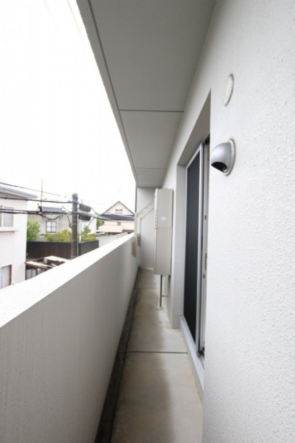 洋室2部屋のバルコニーは繋がってます。洗濯物を干すポール穴あり