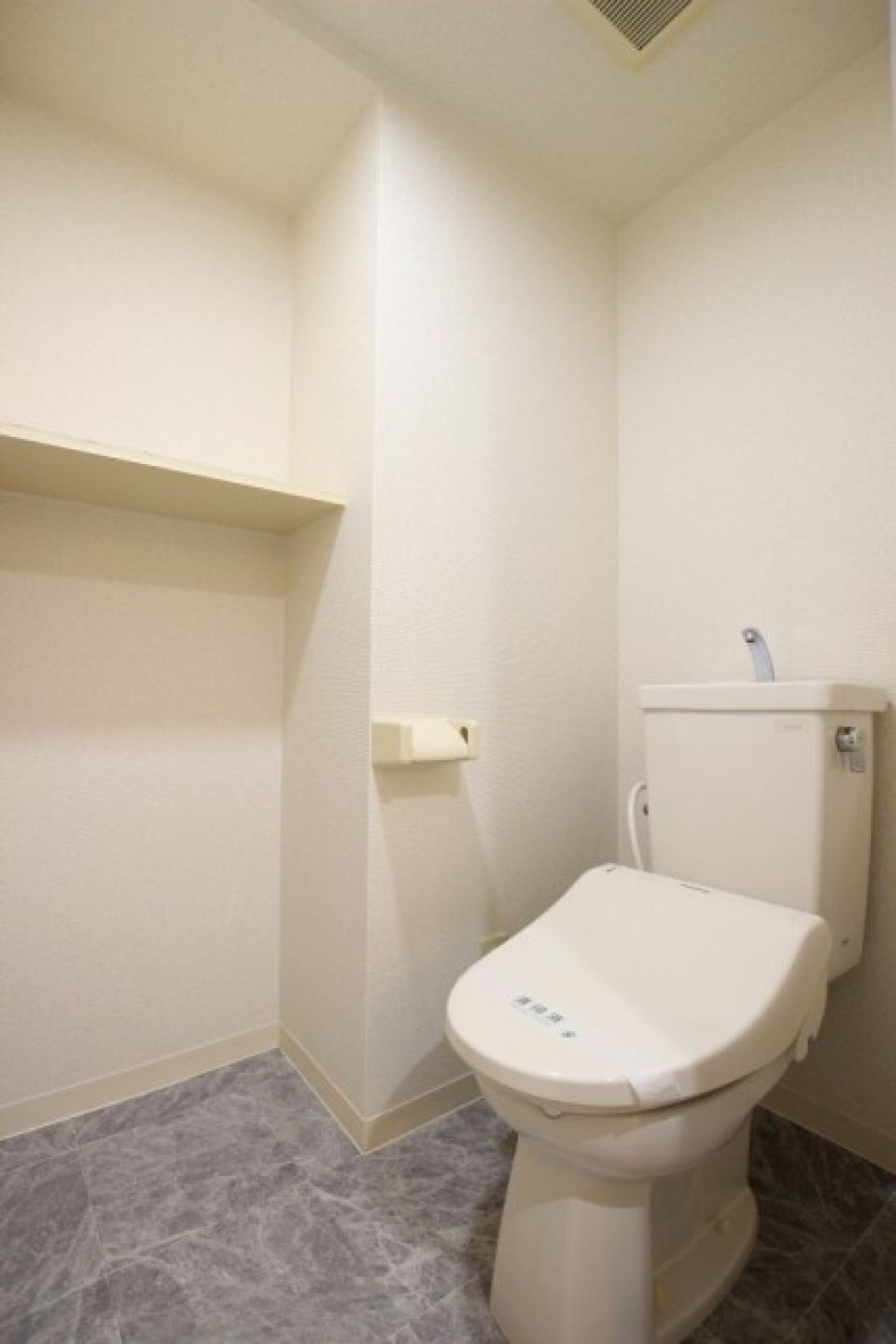 棚があっておトイレも広々