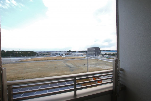 窓を開けるまでこんなに近いと思いませんでした！新幹線の音はほとんど聞こえませんよ