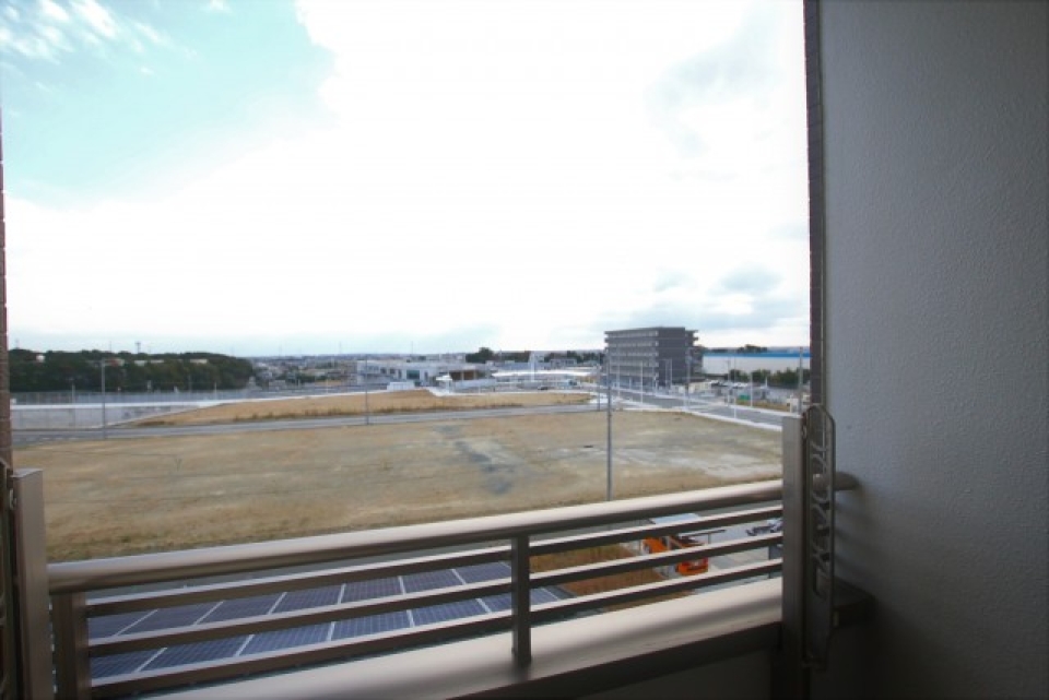 窓を開けるまでこんなに近いと思いませんでした！新幹線の音はほとんど聞こえませんよ