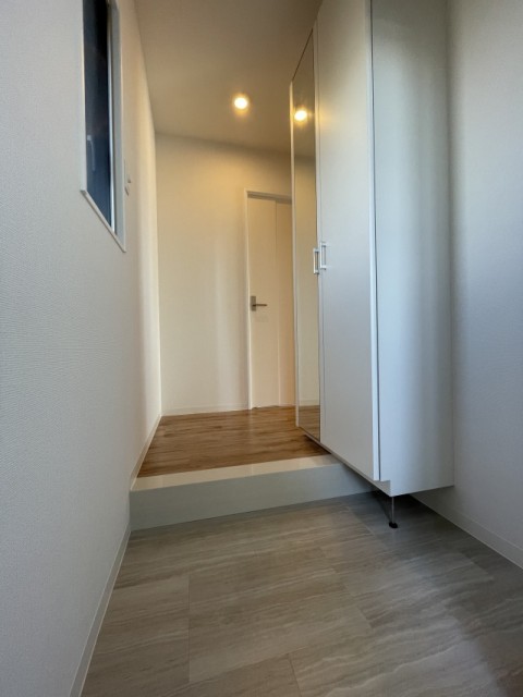 玄関スペース。沢山収納できる靴箱があり