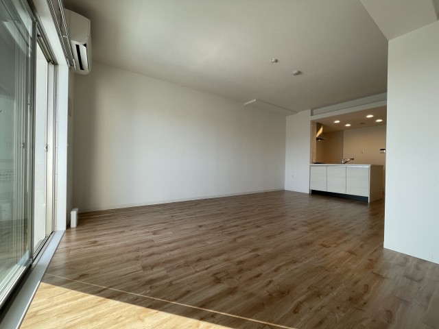 明るい日差しが差し込む