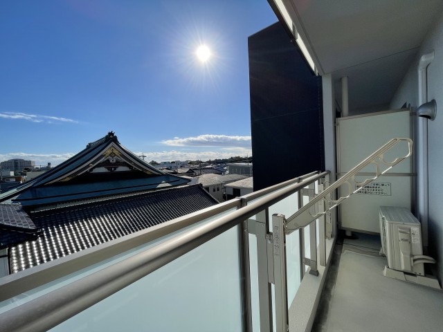 バルコニーからは善正寺の屋根を眺める