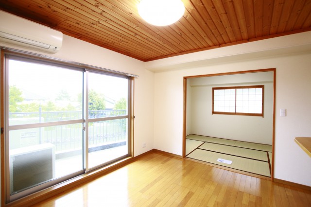 木目に畳が良いバランス。
