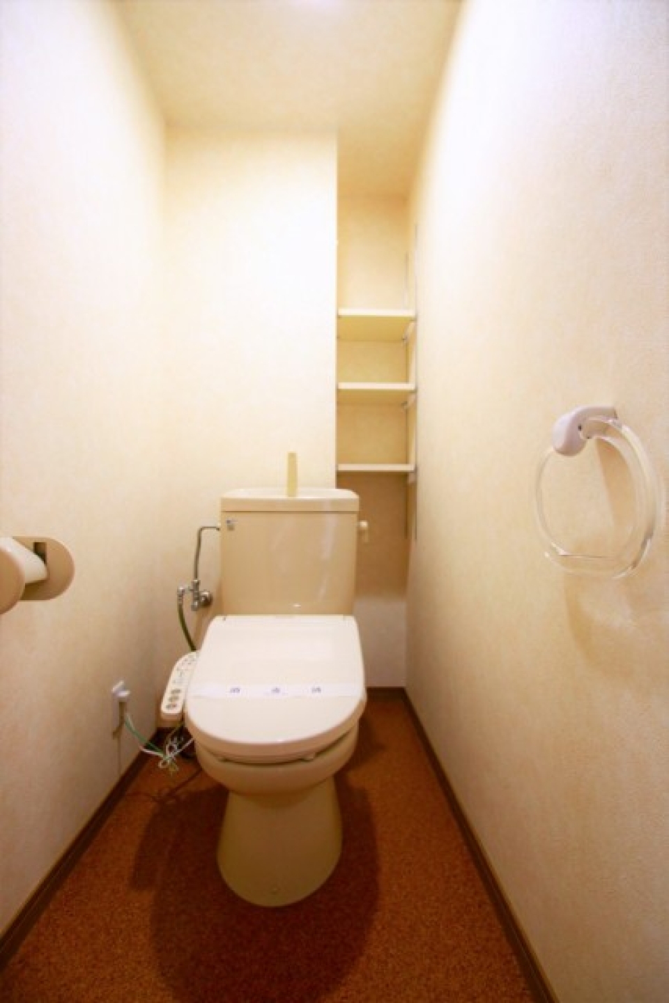 おトイレも広々。収納しっかり完備