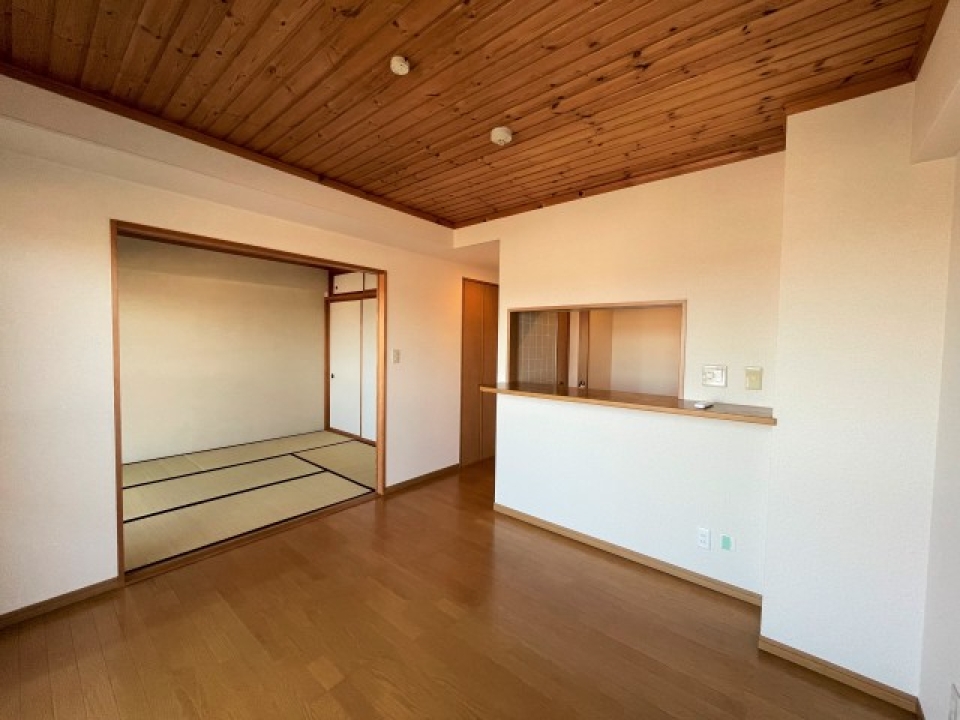 お部屋にもどってLDK別角度から。隣は和室です