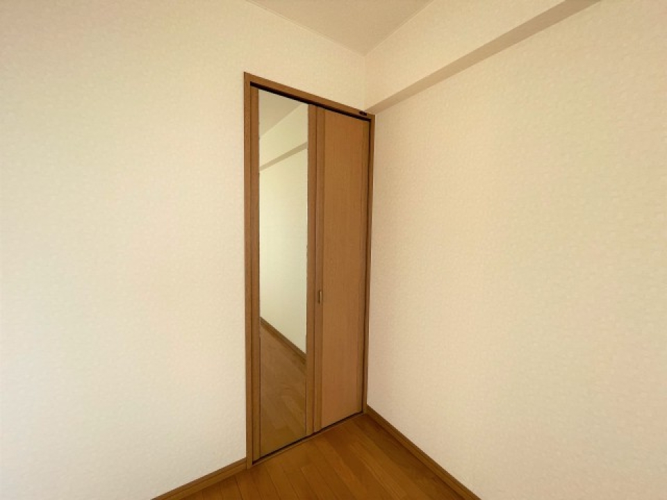 こちらには鏡付きのクローゼット