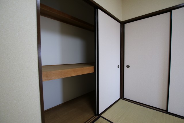 和室にも押し入れあります。