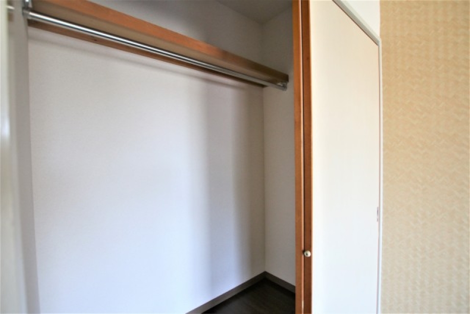 洋室には収納も付いてます