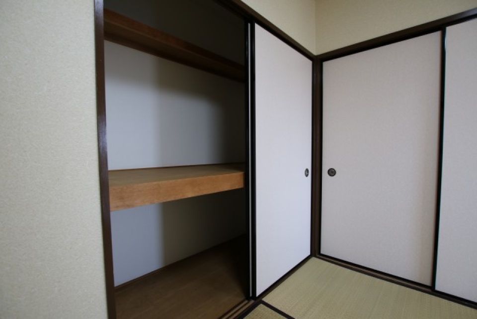 和室にも押し入れあります。