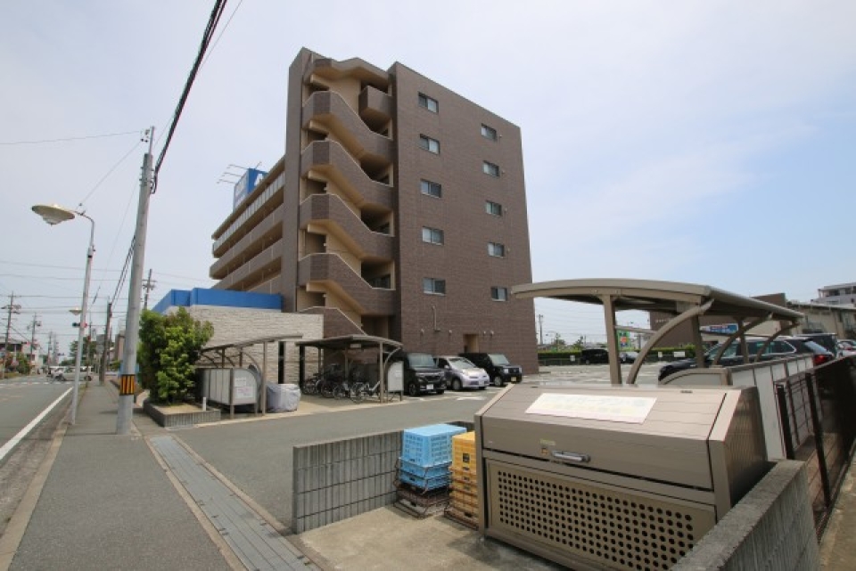 専用ゴミ捨て場と駐輪場もしっかりある