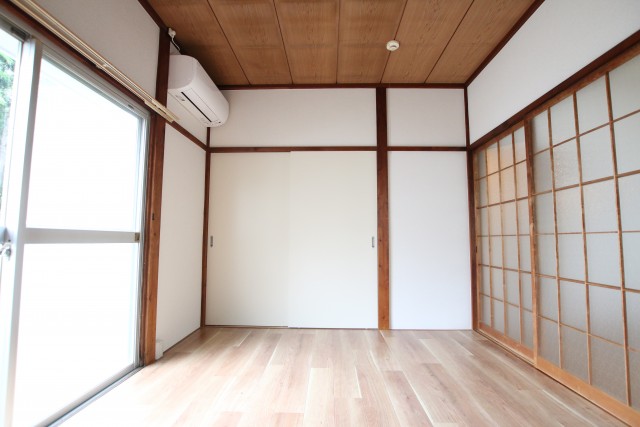 大きな窓の6畳洋間。