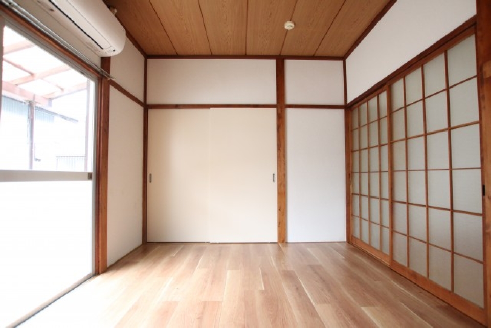 大きな窓の6畳洋間。