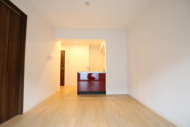 赤いキッチンがシンボルのお部屋です
