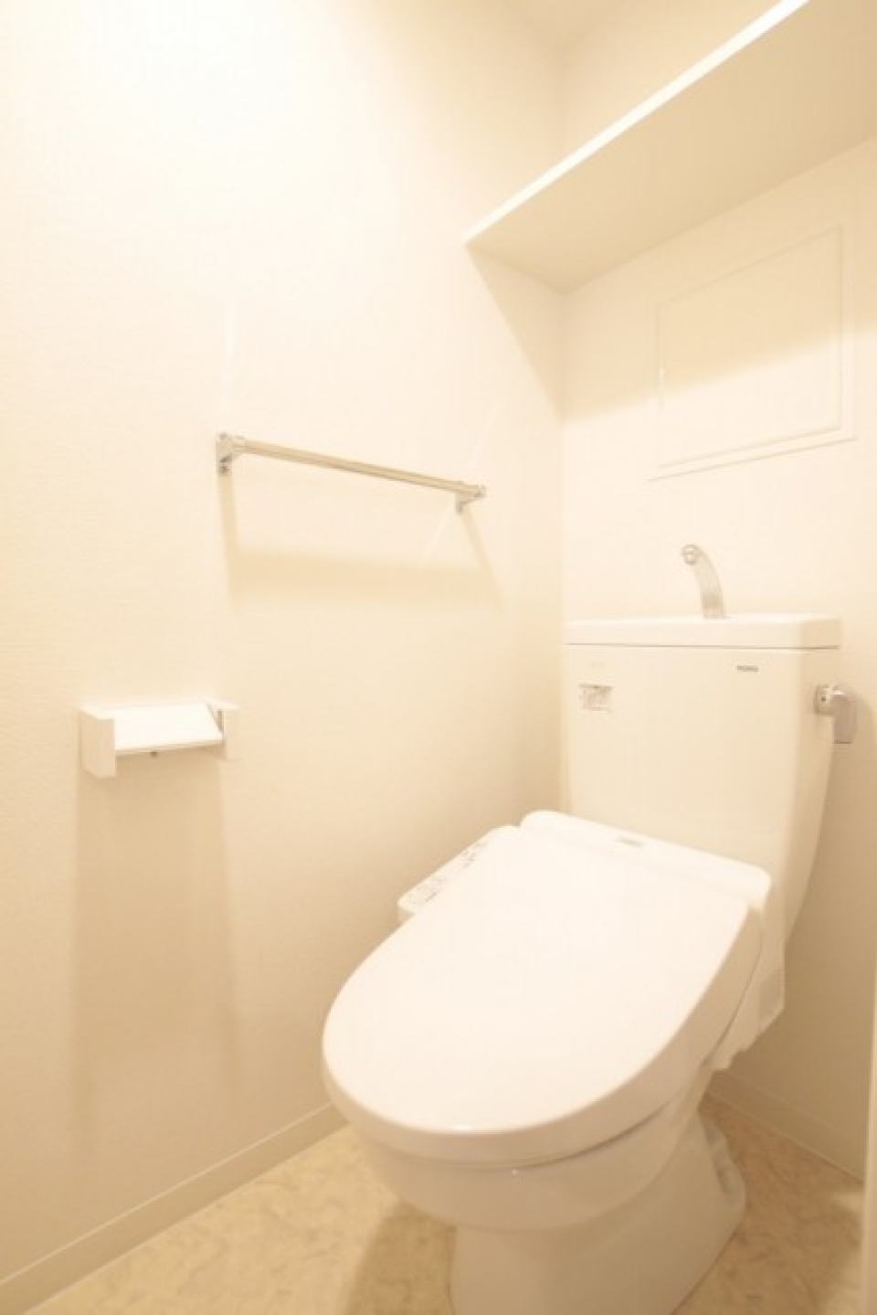 トイレです。棚がついてます。