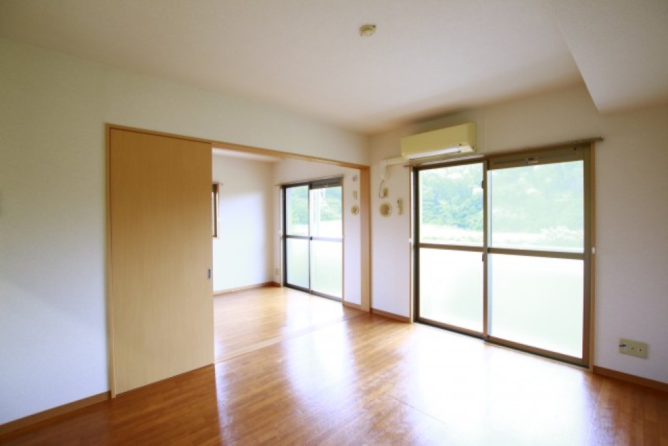 建物前面は川と森林が広がります