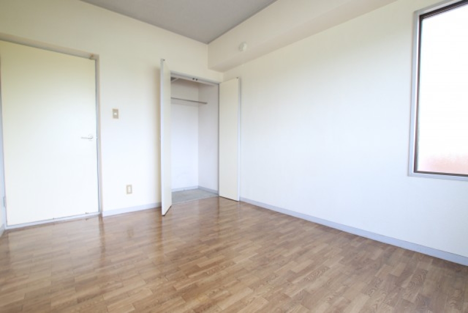 洋室6帖。こちらのお部屋のみクローゼットがついています。