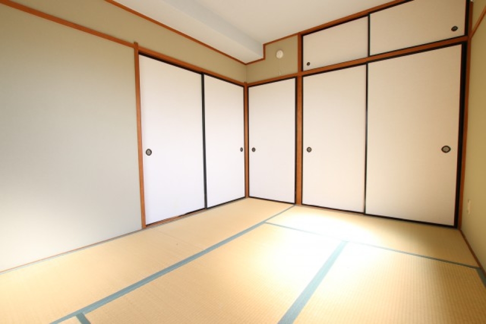奥の扉3つが押し入れになっています。