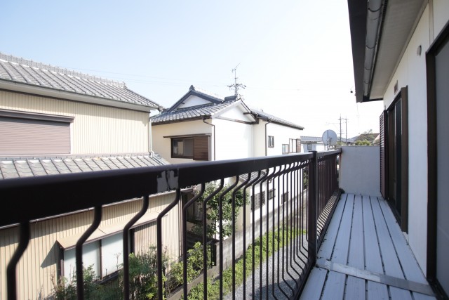2部屋分の長いバルコニー。