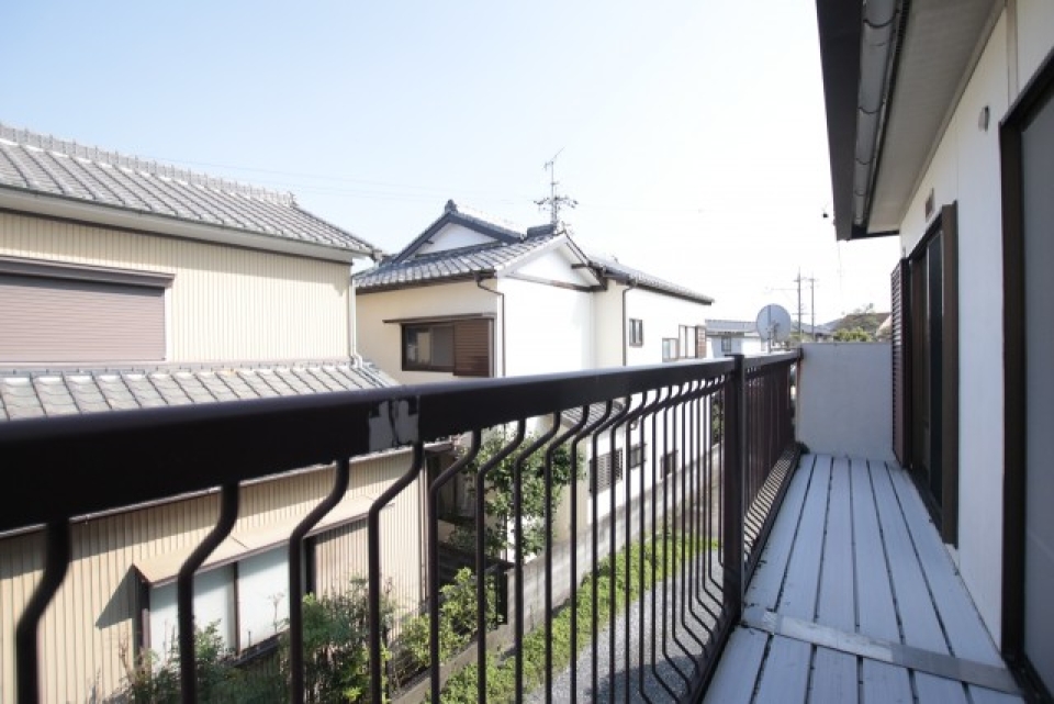 2部屋分の長いバルコニー。