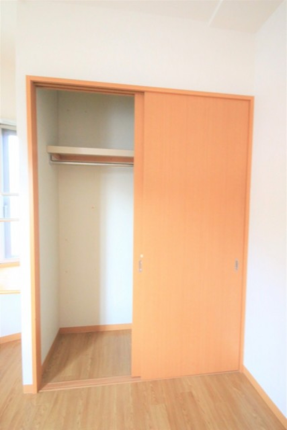 こちらの部屋にも収納あります