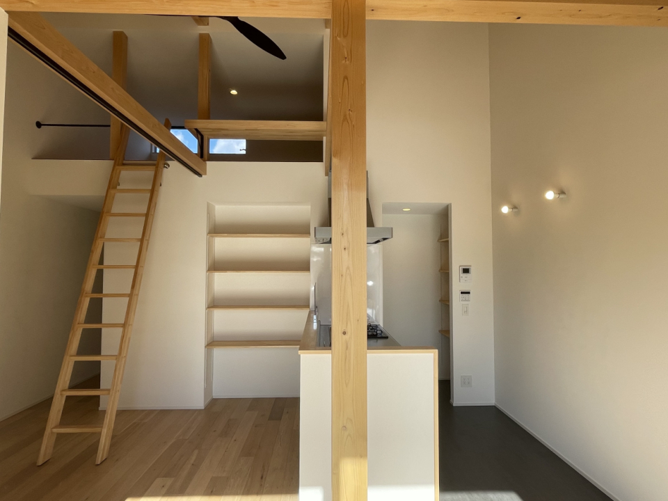 剥き出しになった木の柱が素敵なお部屋です