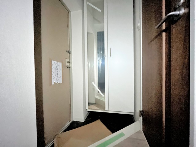 鏡付きの大きなシューズボックス鏡が便利です。