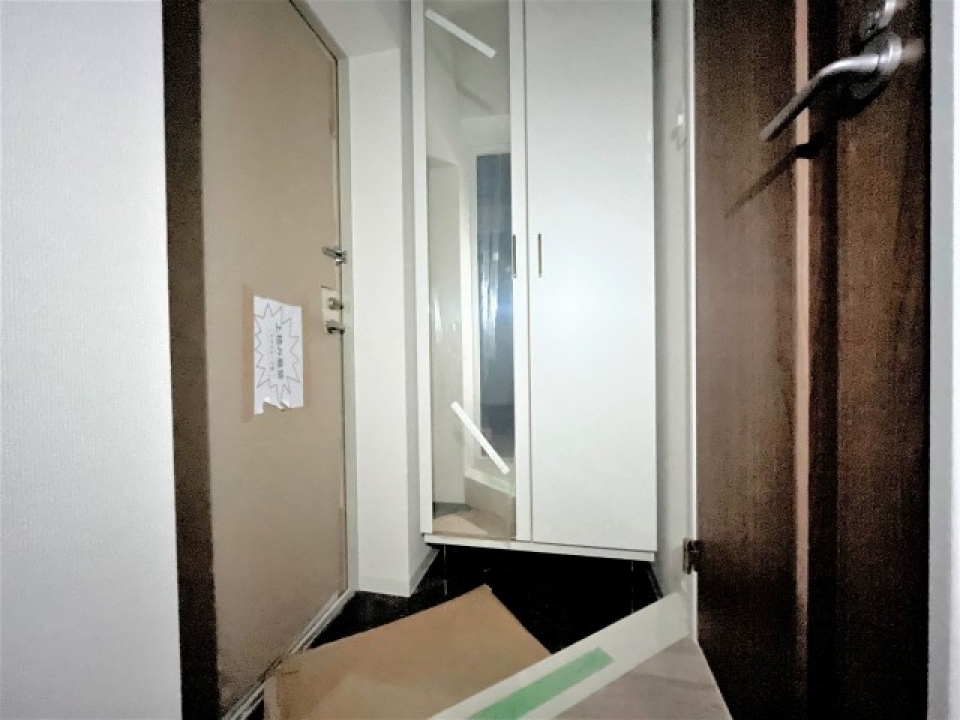 鏡付きの大きなシューズボックス鏡が便利です。