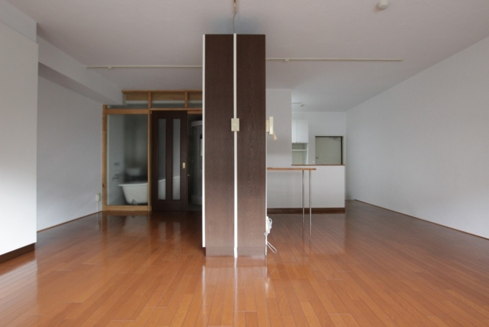真ん中に収納がありお部屋が分かれた感じ。