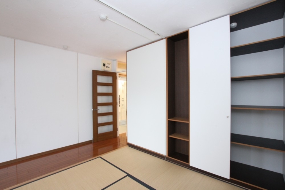タタミにモダンな収納が意外とマッチします