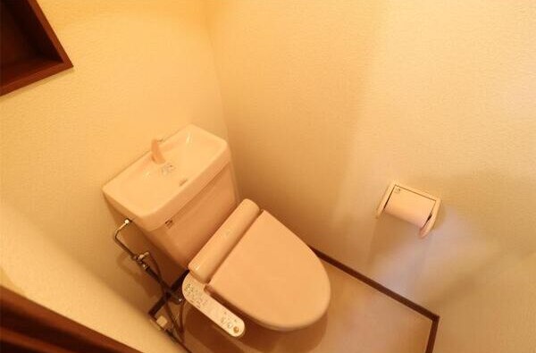 トイレはかわいい桜色。