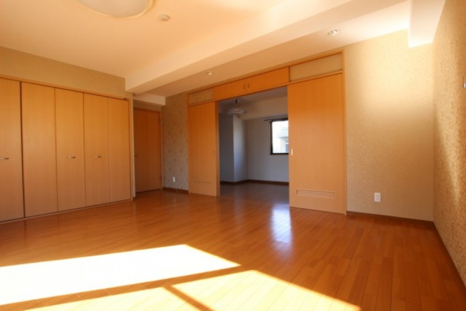 引き戸を開けると7帖のお部屋につながる。