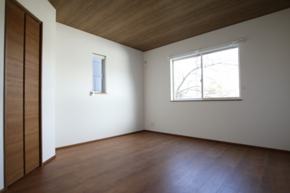 8.1帖のお部屋　少し変わった形のお部屋で階段下のクローゼットがあります。