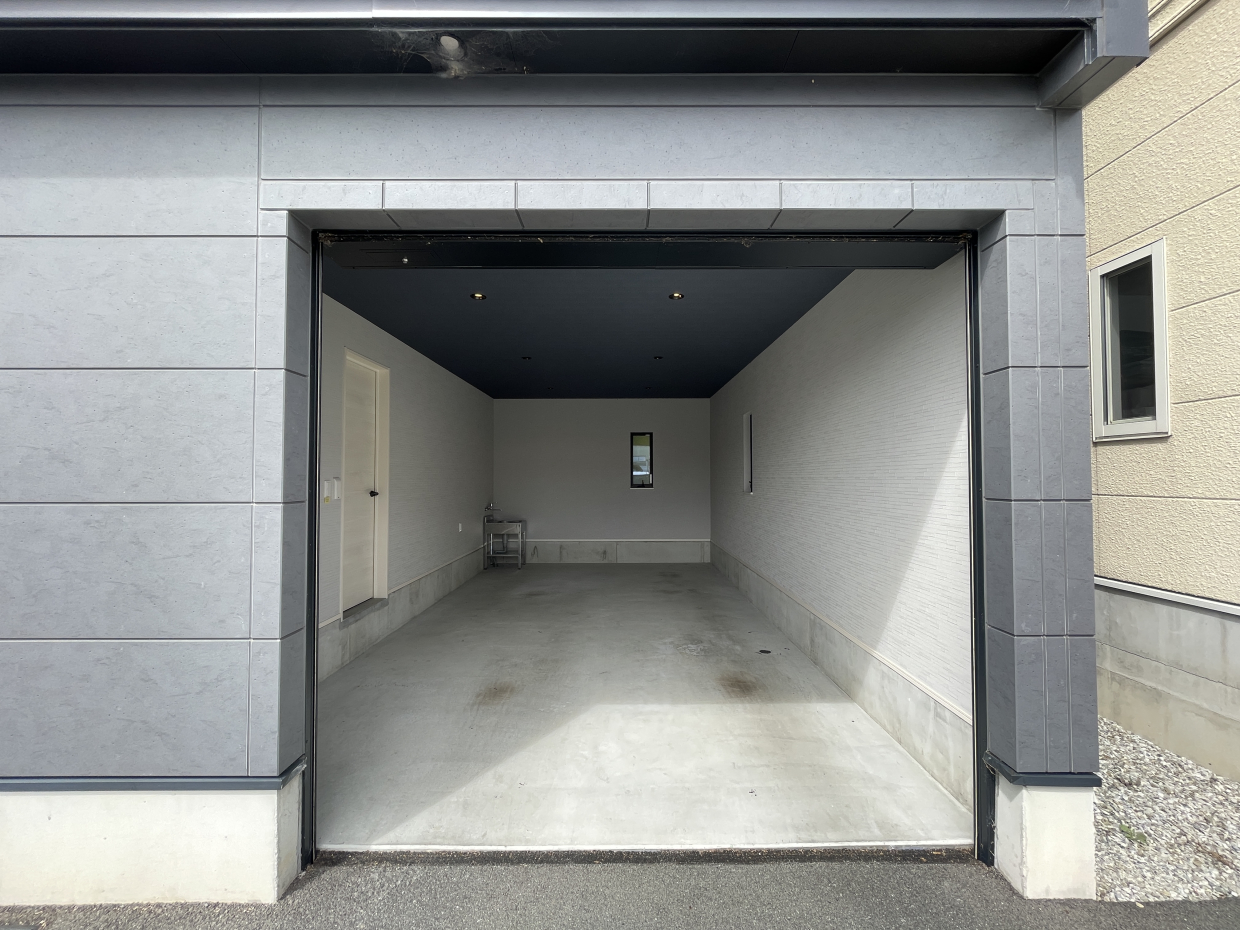 広ーい15帖のガレージ。広さは幅約3400×奥行約6200×高さ約2600