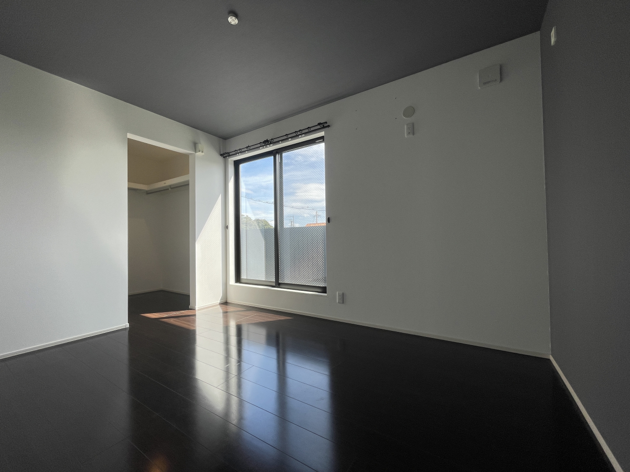 洋室は3階に2部屋。6.4帖の洋室