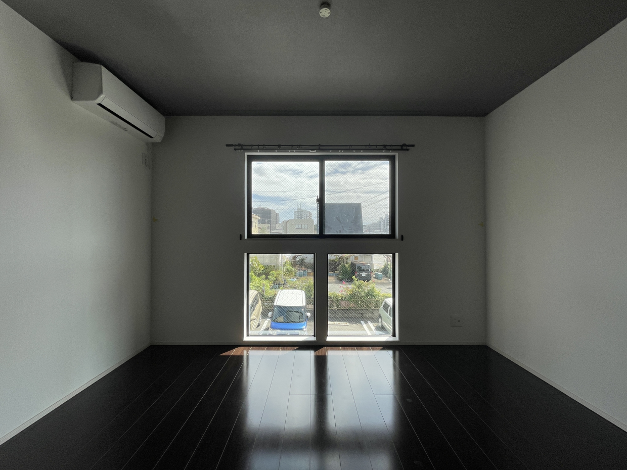 大きな窓が風景を切り取る