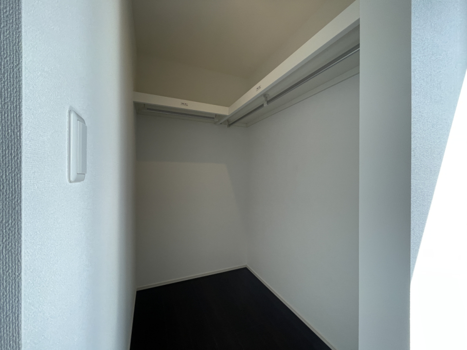 L字型にハンガーポールの付いた、オープンタイプのウォークインクローゼット