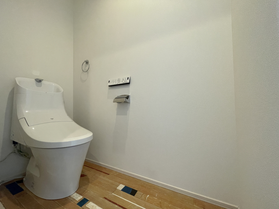 トイレは3階に。タンクレスでスタイリッシュ